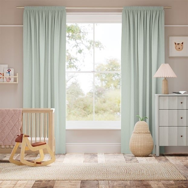 Cortinas en barra habitación luminosa Lima — tela traslúcida luz natural La Casa del Estor®