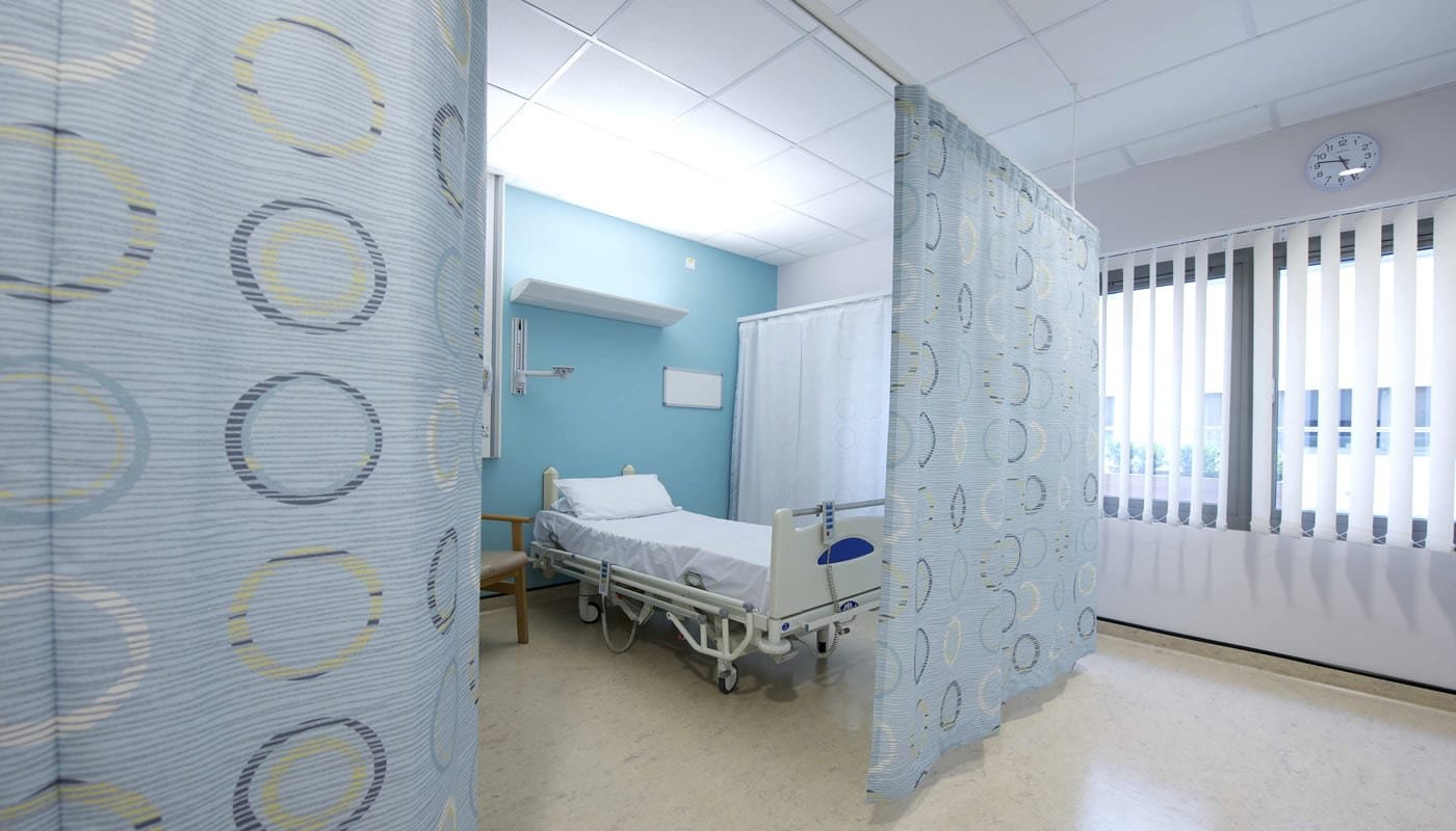 Cortinas divisorias entre camas hospital Lima — La Casa del Estor® fabricación a medida