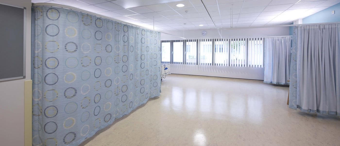 Cortinas clínica privada Lima acabado premium — La Casa del Estor® instalación profesional